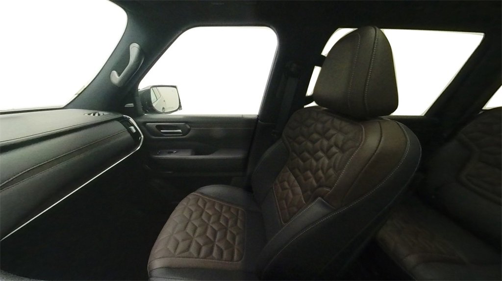 New 2025 Nissan Armada Platinum Reserve image 32