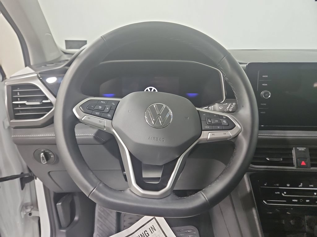 Used 2025 Volkswagen Taos SE FWD image 17