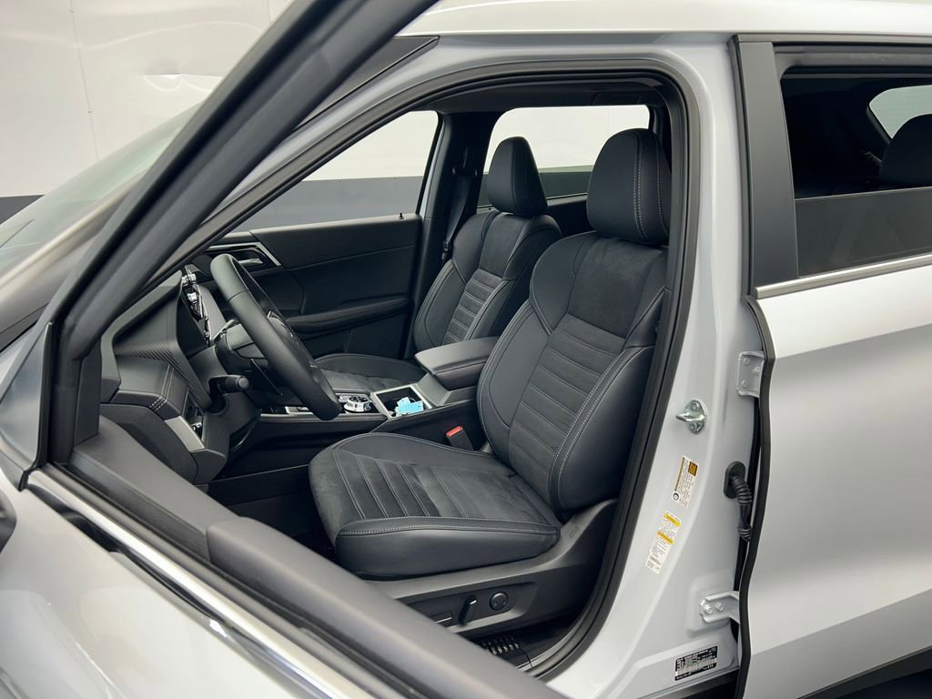 New 2025 Mitsubishi Outlander SE image 10