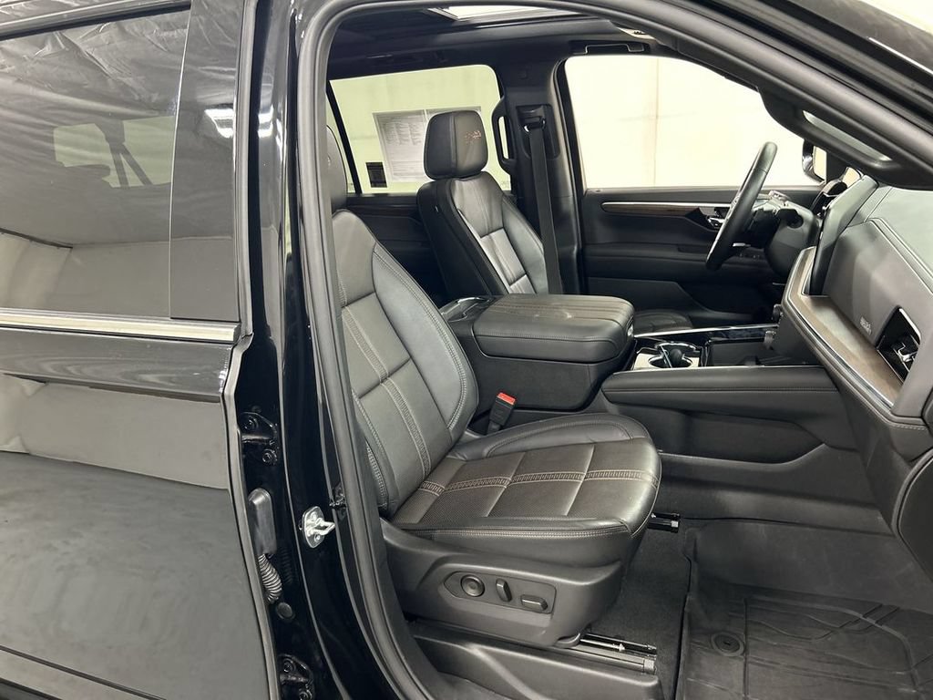 Certified 2025 Chevrolet Suburban High Country AWD/4WD image 24