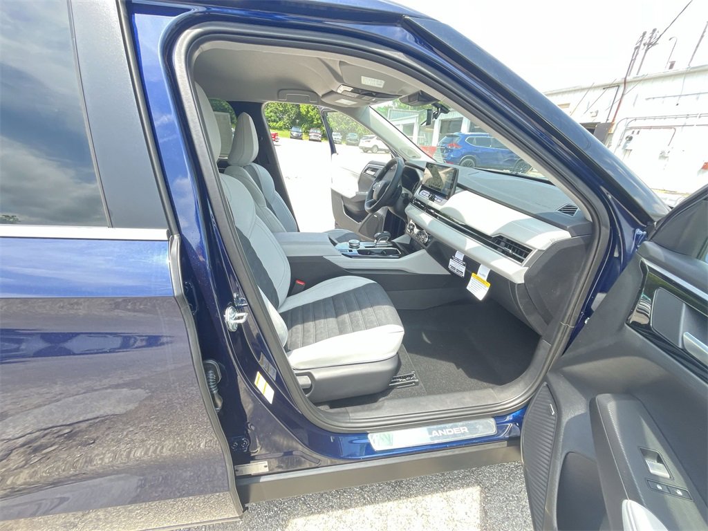 New 2025 Mitsubishi Outlander SE image 24