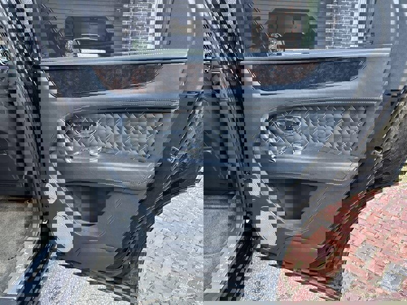 Used 2017 Bentley Bentayga image 16