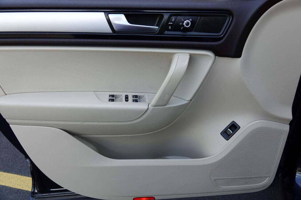 Used 2012 Volkswagen Touareg Sport image 34