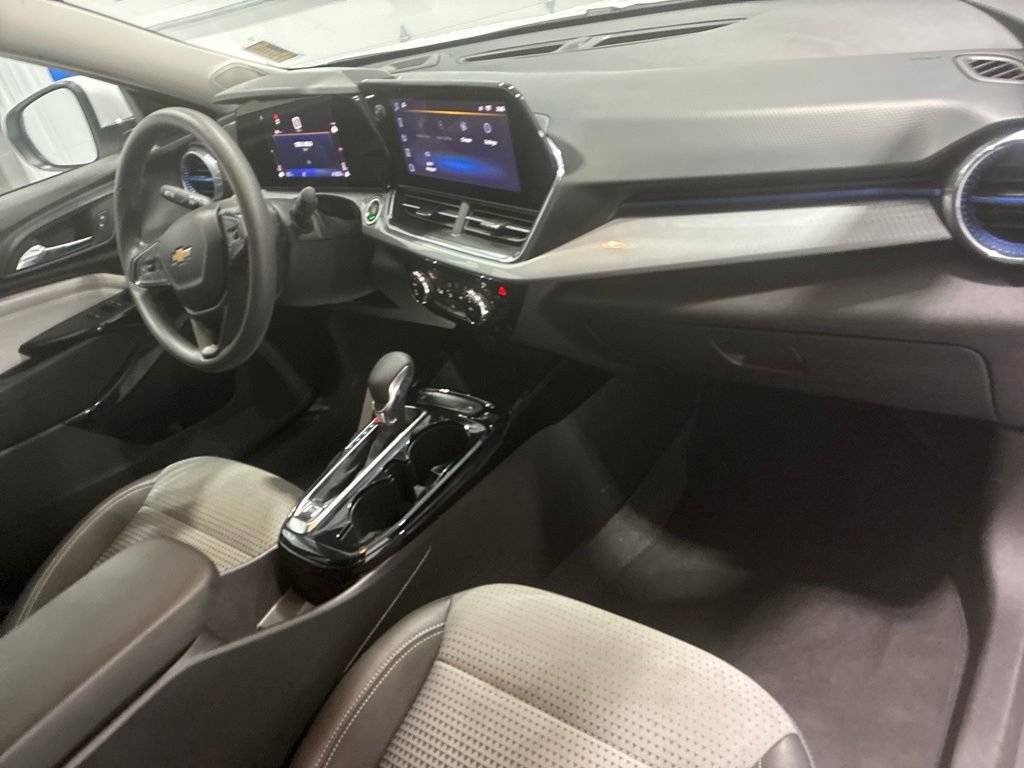 Used 2025 Chevrolet Trax LT FWD image 38