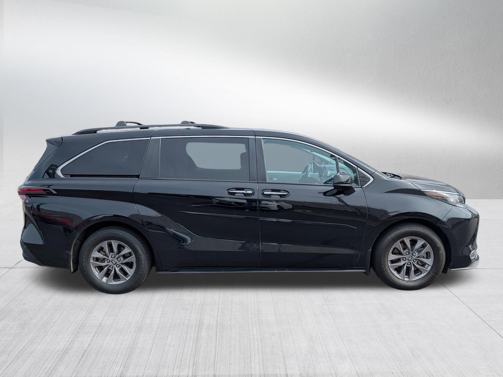 Used 2023 Toyota Sienna XLE FWD image 8