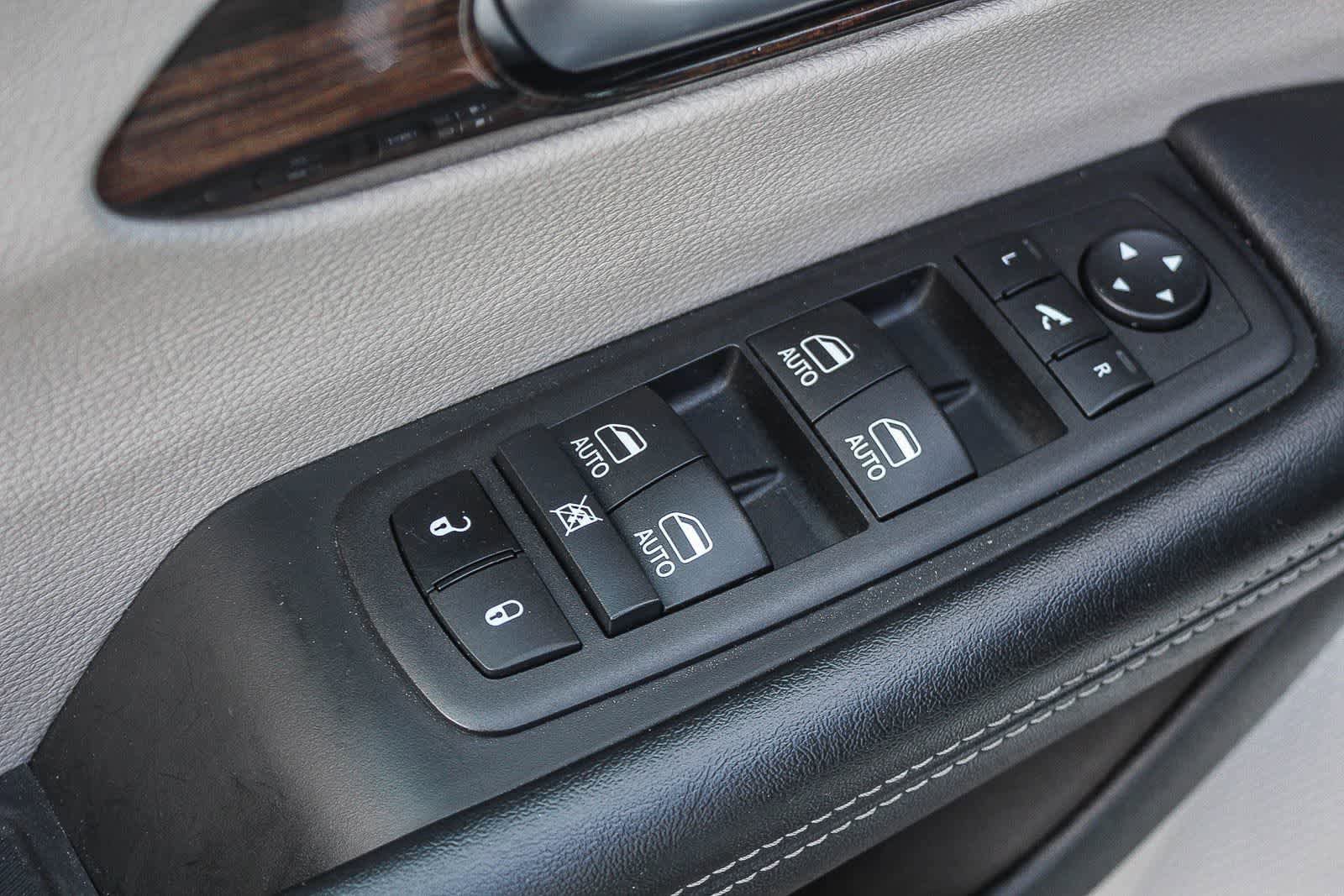 Used 2023 Chrysler Pacifica Limited image 28