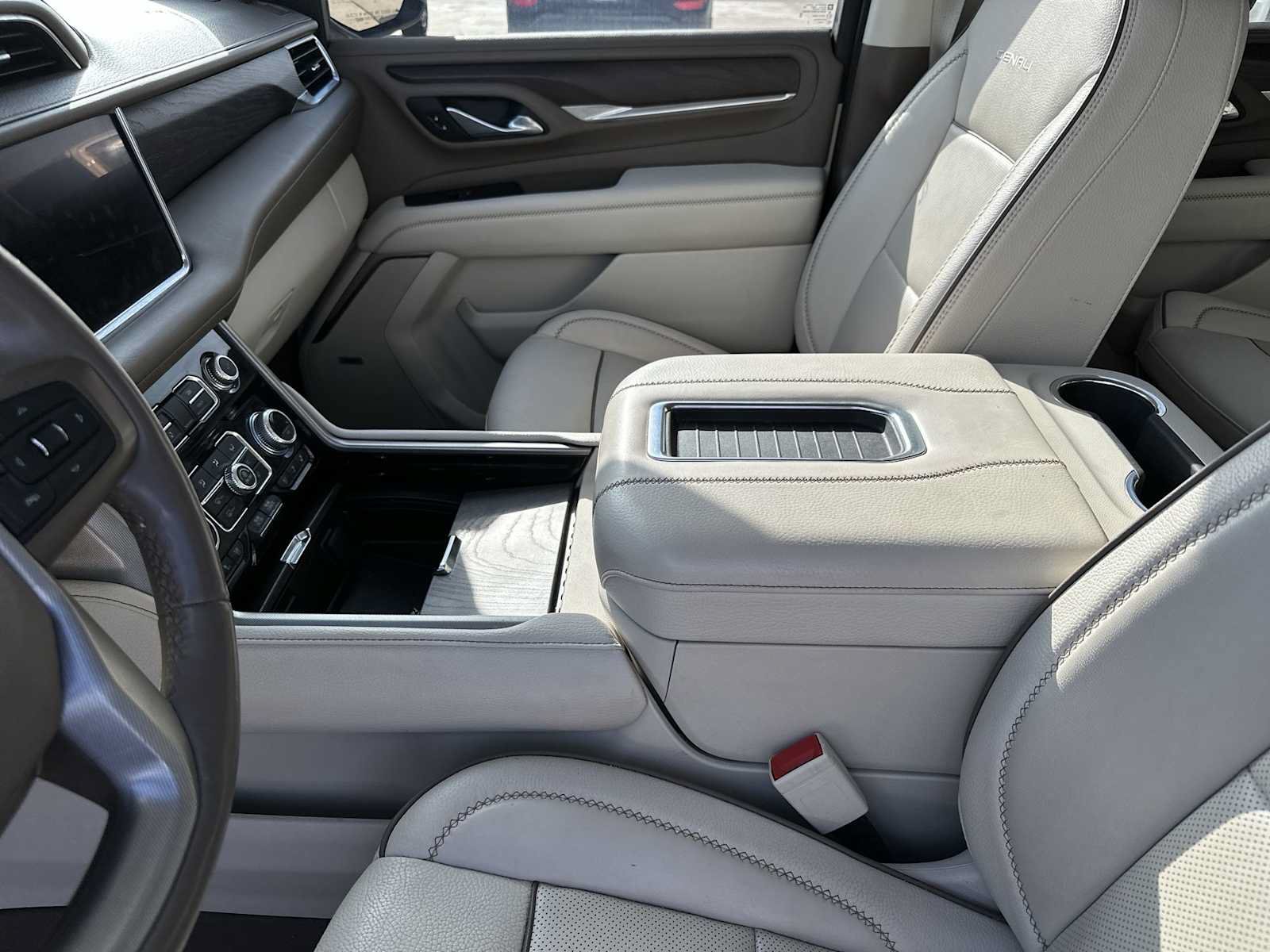 Used 2023 GMC Yukon Denali w/ Advanced Technology Package AWD/4WD image 24