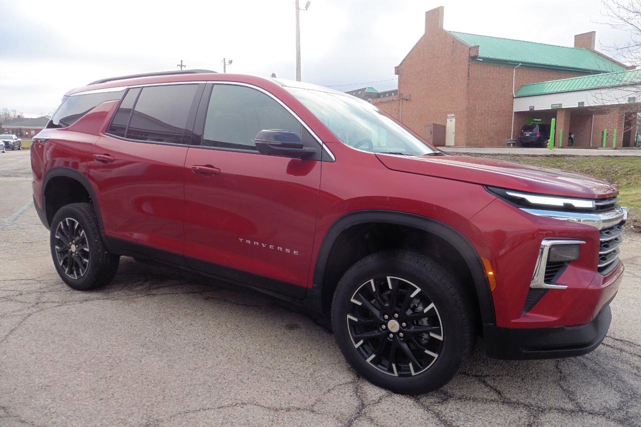 Used 2025 Chevrolet Traverse LT w/ Sun and Wheel Package image 29