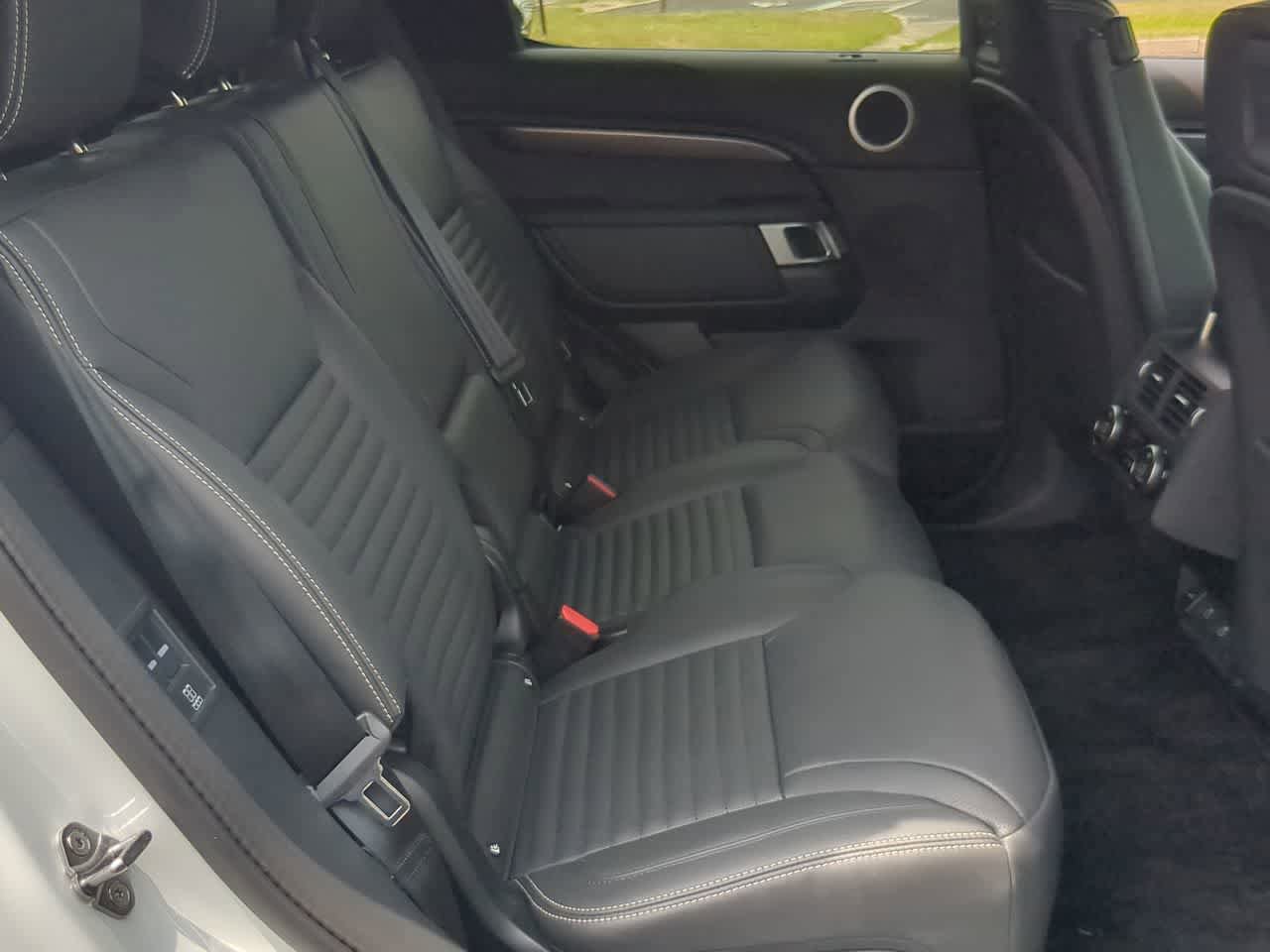 Used 2025 Land Rover Discovery Metropolitan Edition AWD/4WD image 22