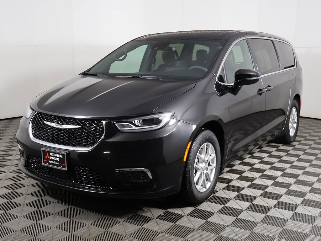 Used 2025 Chrysler Pacifica Select image 9