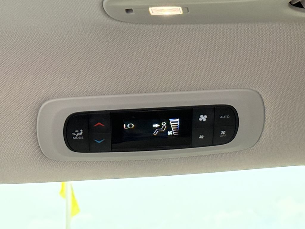 Used 2023 Chrysler Pacifica Touring-L FWD image 34