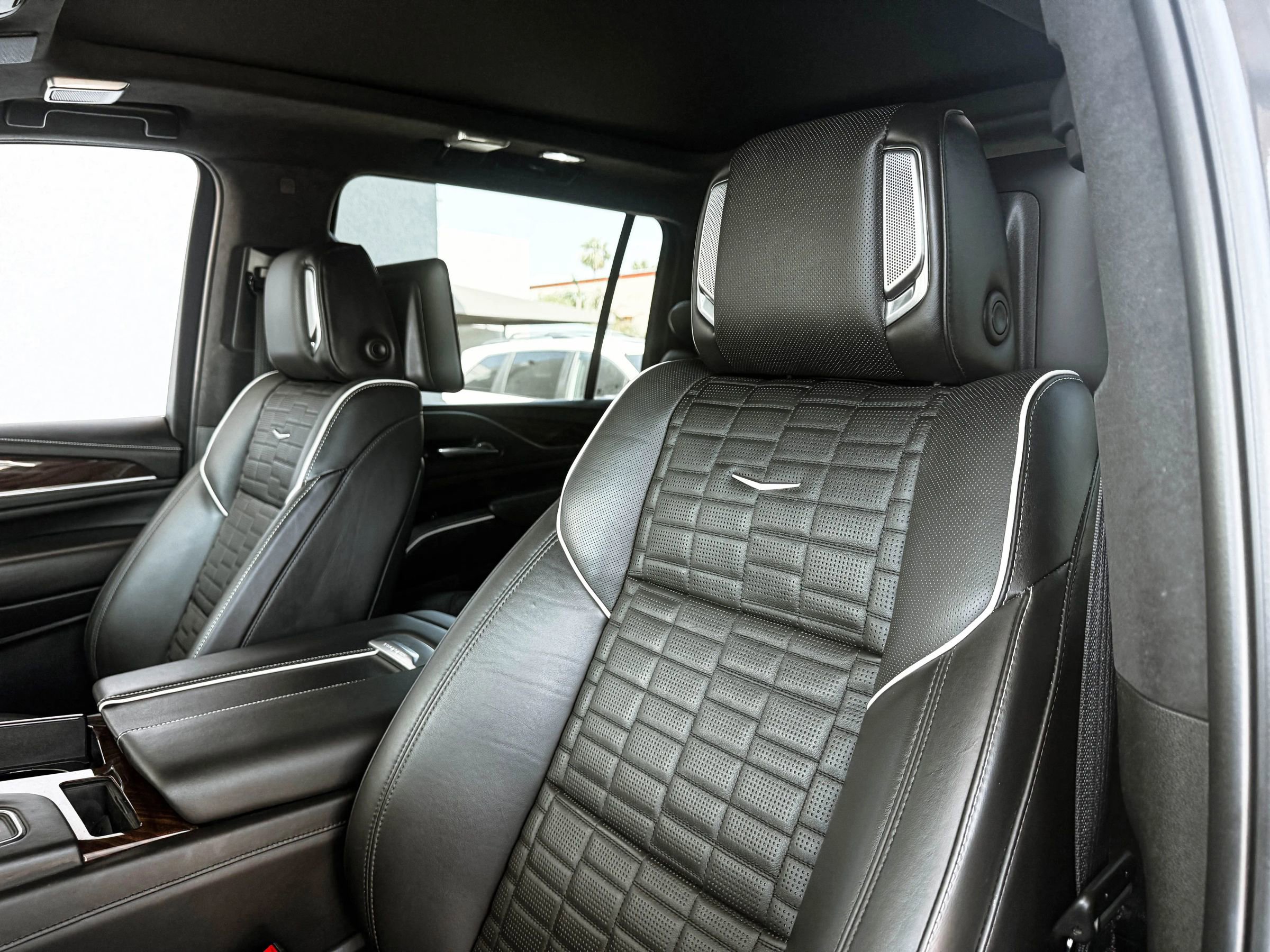Used 2022 Cadillac Escalade ESV Sport Platinum w/ Heavy-Duty Trailer Package AWD/4WD image 24