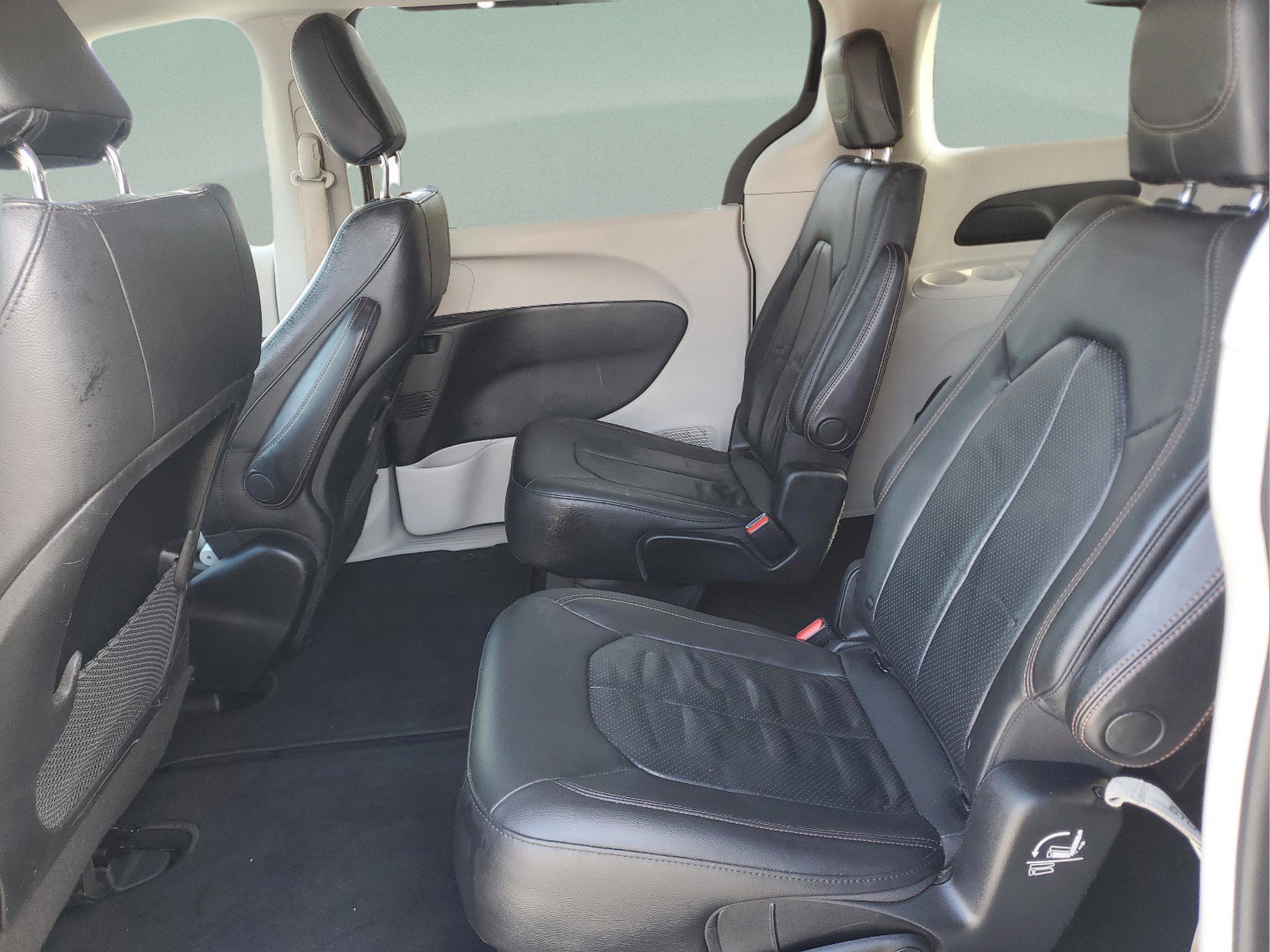 Used 2019 Chrysler Pacifica Touring-L image 10