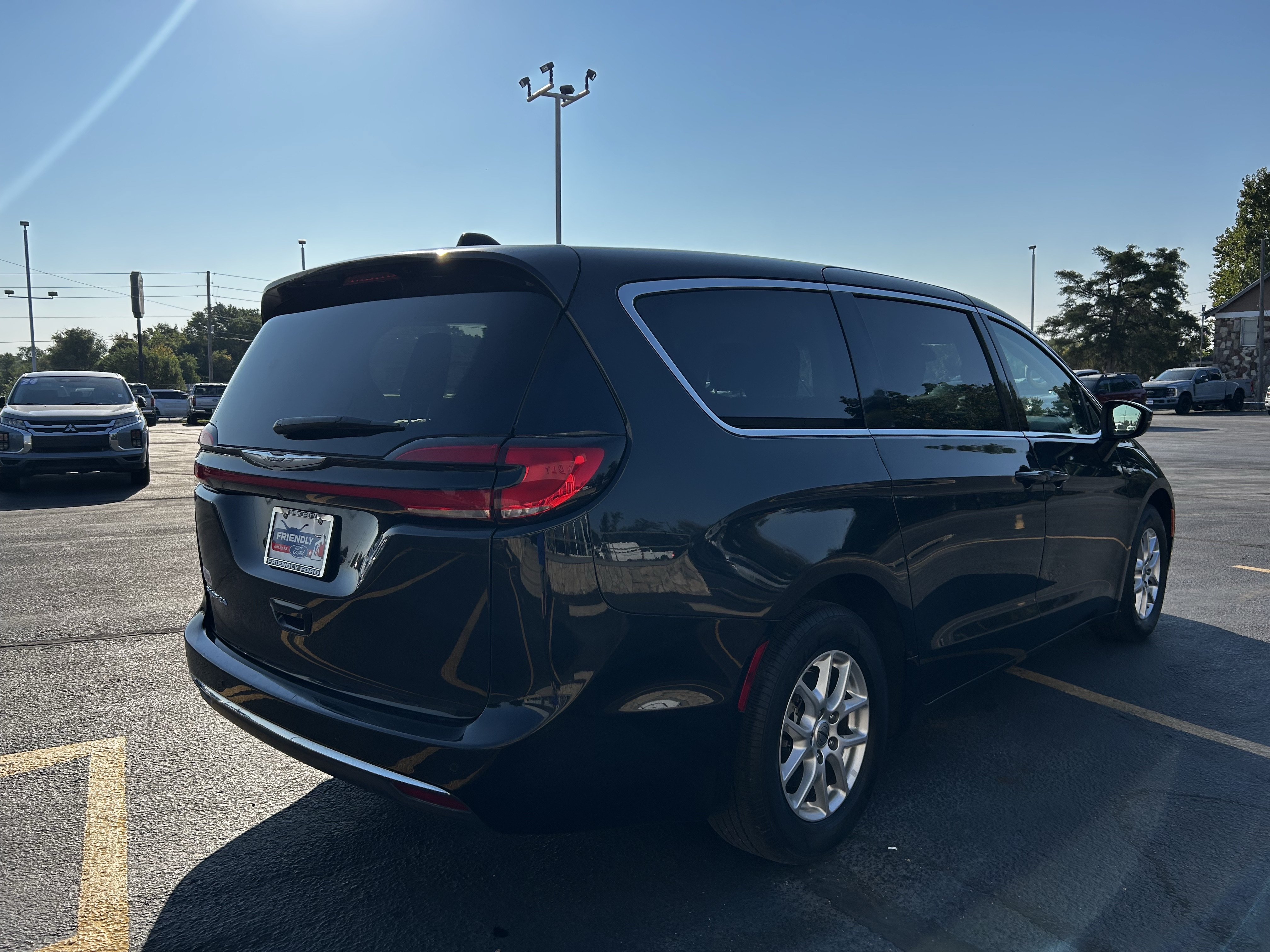 Used 2023 Chrysler Pacifica Touring-L FWD image 7