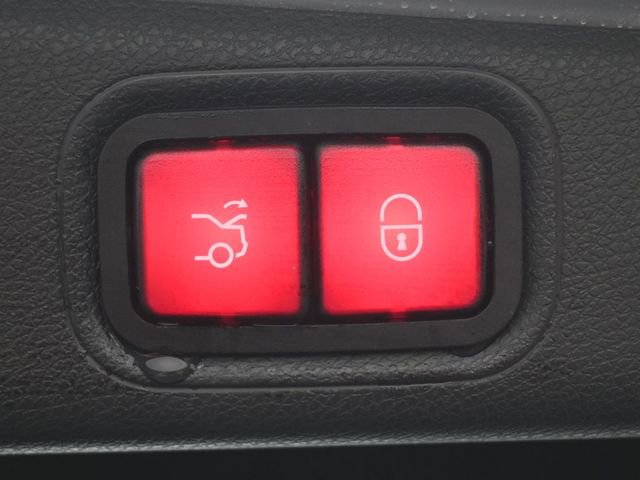 Used 2018 Mercedes-Benz E 300 image 25