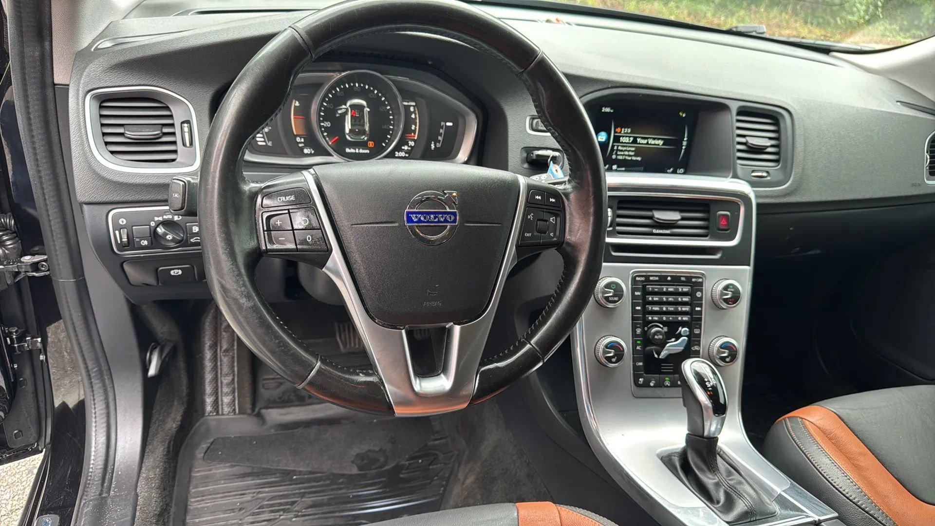 Used 2017 Volvo V60 T5 Cross Country w/ Climate Package image 9
