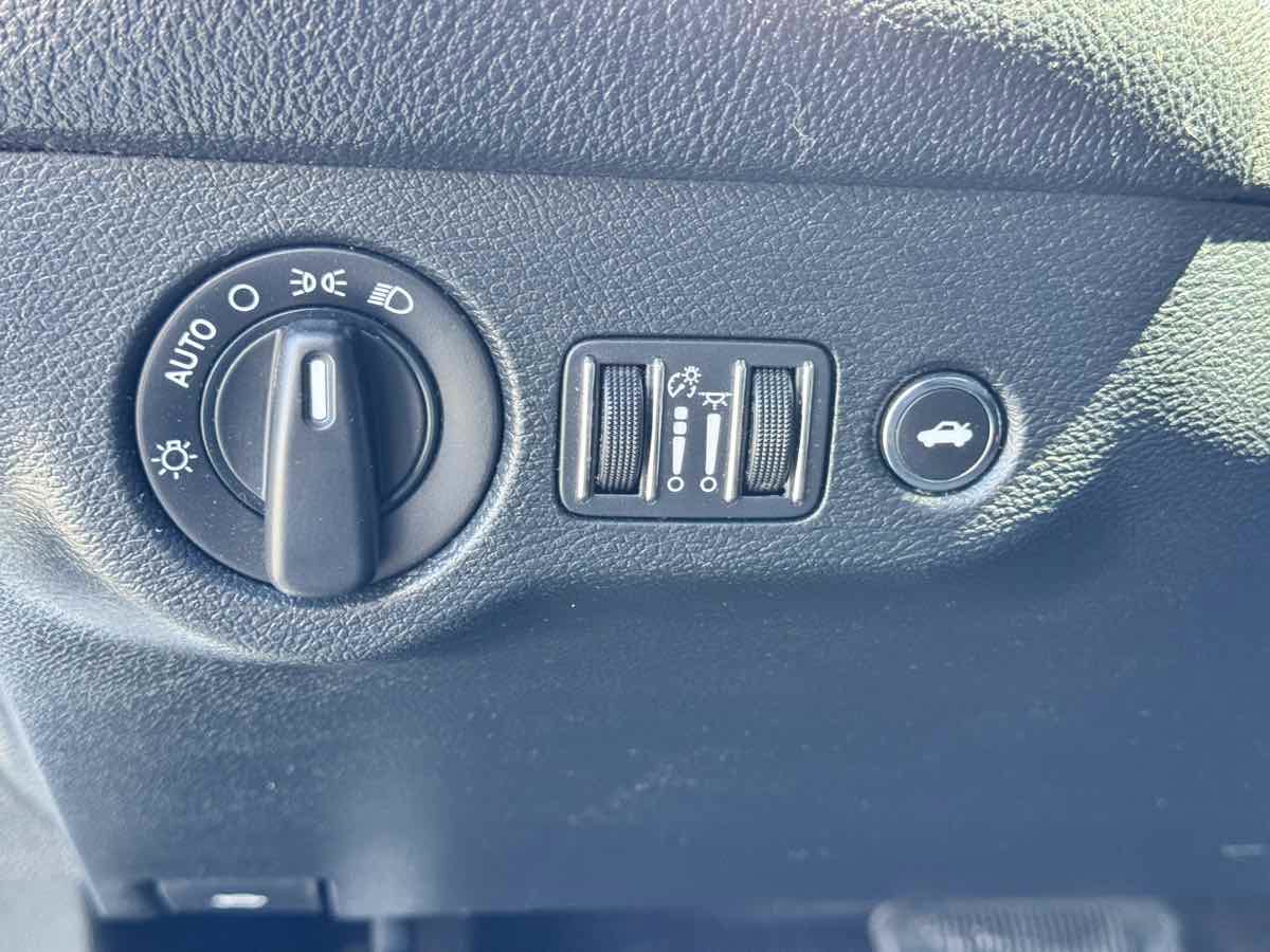 Used 2018 Dodge Challenger SXT RWD image 33