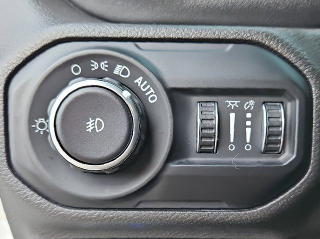 Used 2022 Jeep Wrangler Unlimited Sahara w/ Cold Weather Group image 16
