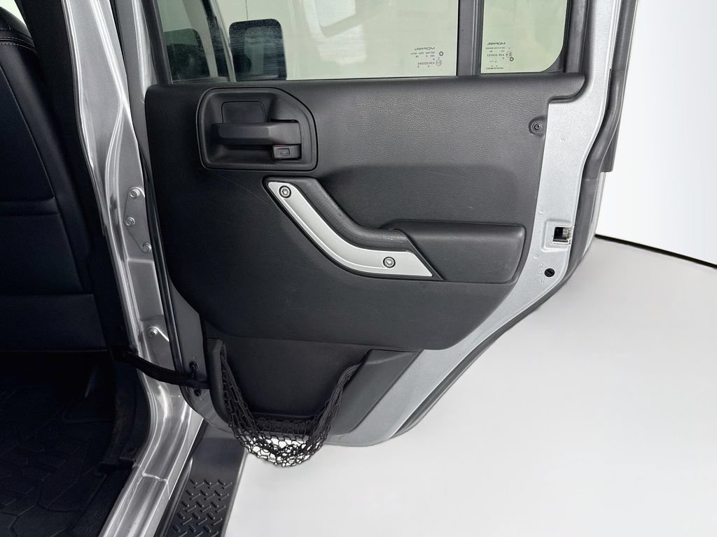 Used 2017 Jeep Wrangler Unlimited Sahara w/ Connectivity Group AWD/4WD image 26