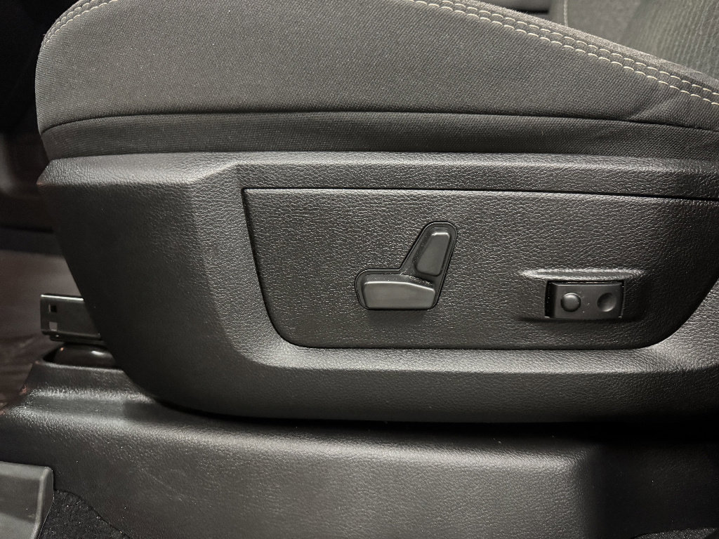 Used 2024 RAM 2500 Big Horn w/ Night Edition AWD/4WD image 23