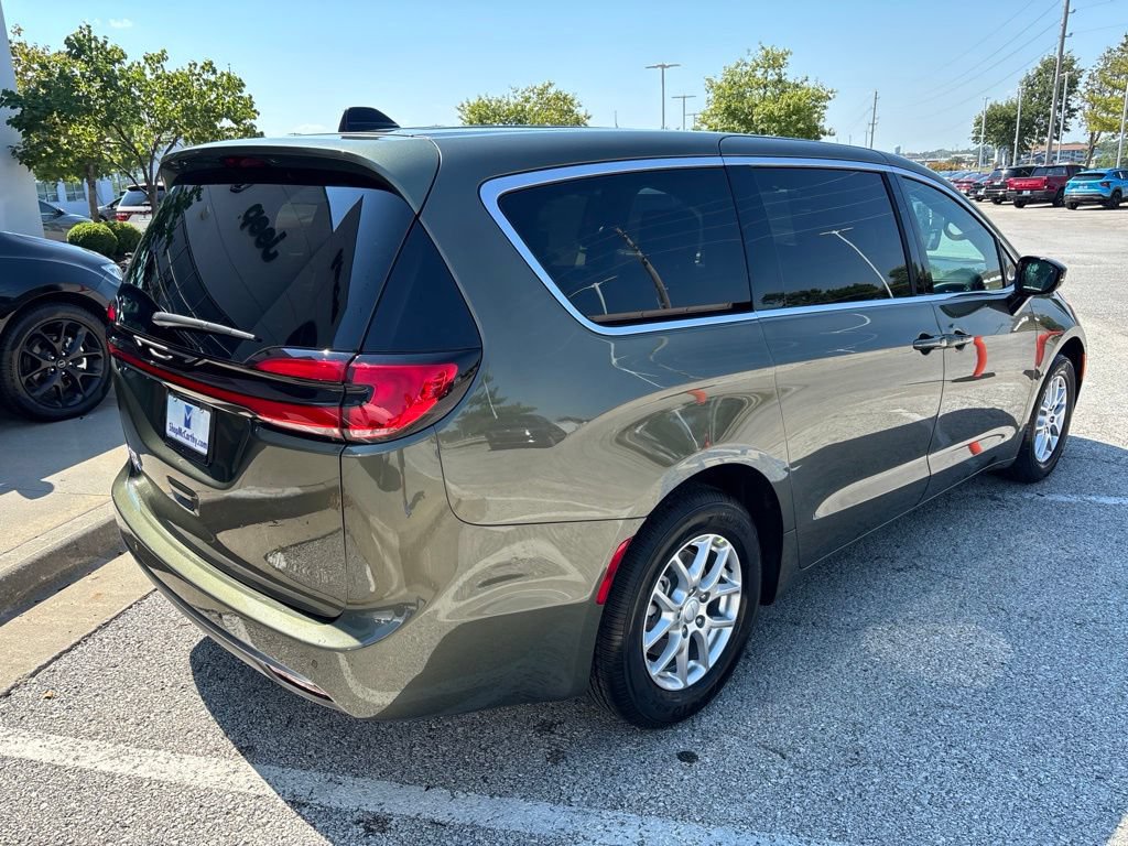 New 2027 Chrysler Pacifica Select FWD image 12