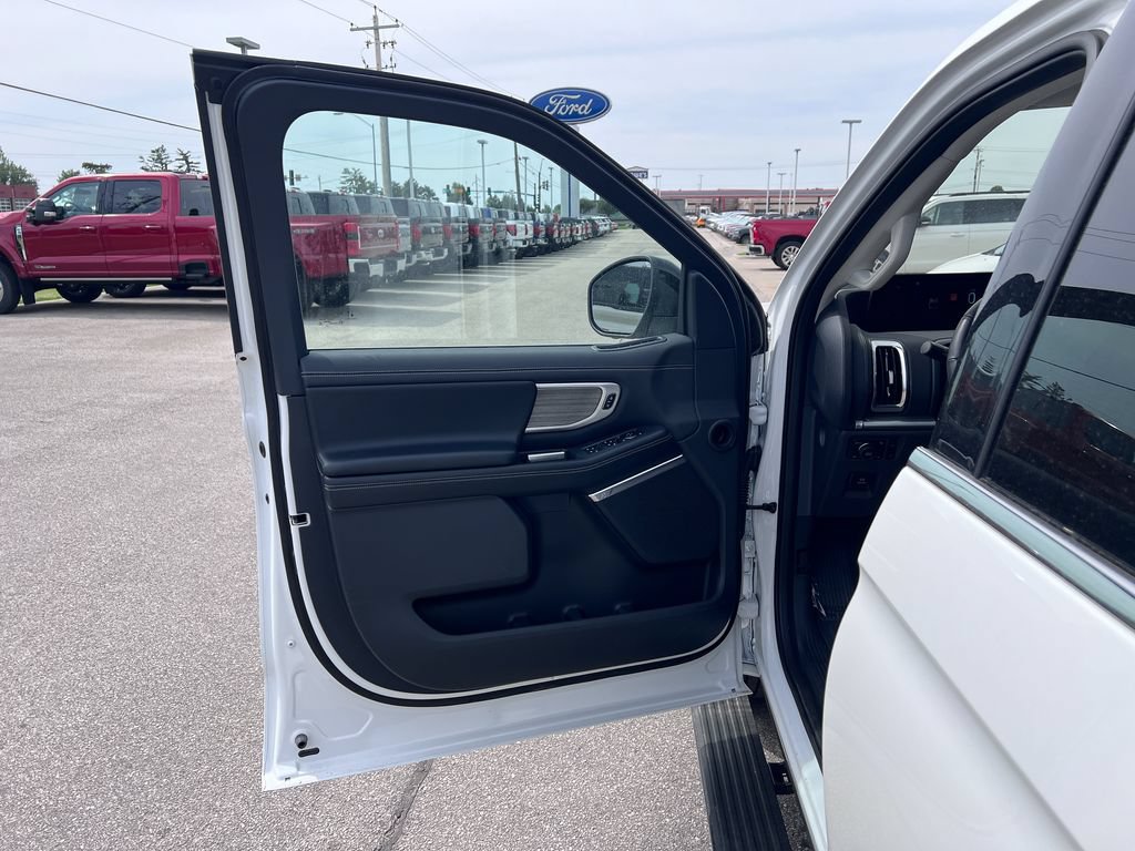Certified 2025 Ford Expedition Platinum AWD/4WD image 11