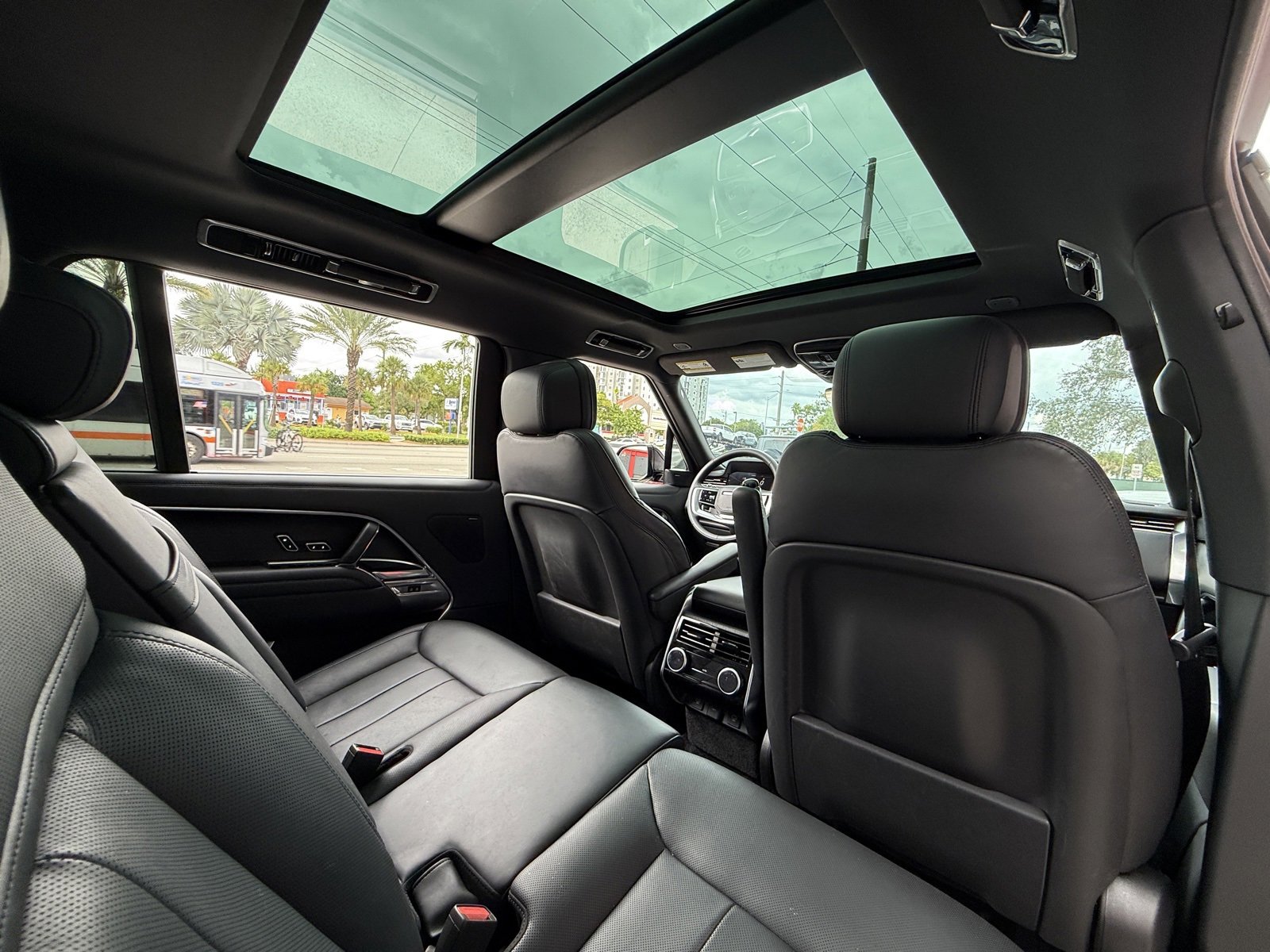 Used 2023 Land Rover Range Rover Long Wheelbase SE image 19