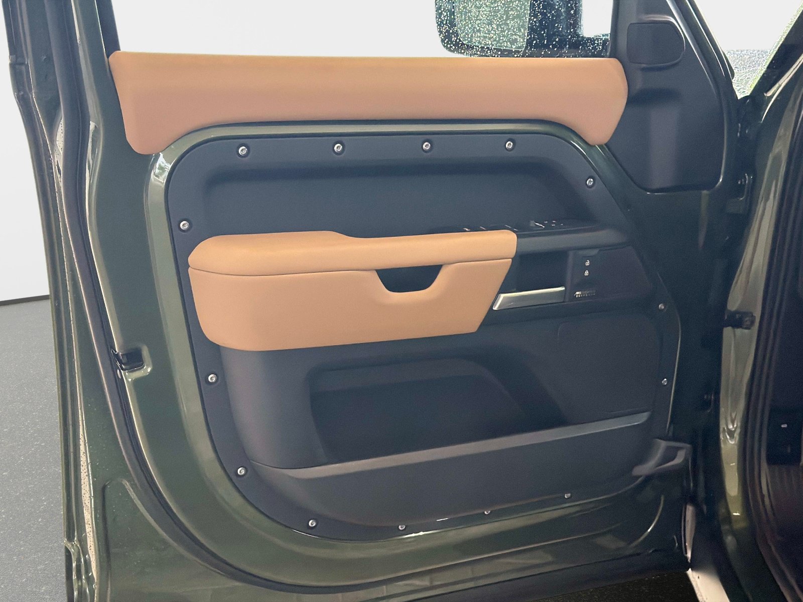 New 2026 Land Rover Defender 110 X-Dynamic SE AWD/4WD image 17