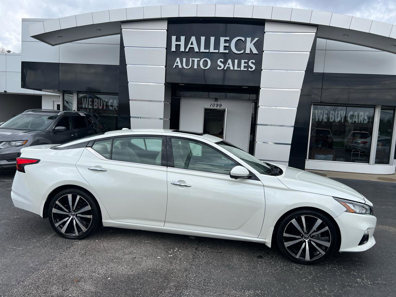 Used 2020 Nissan Altima 2.0 Platinum FWD image 1