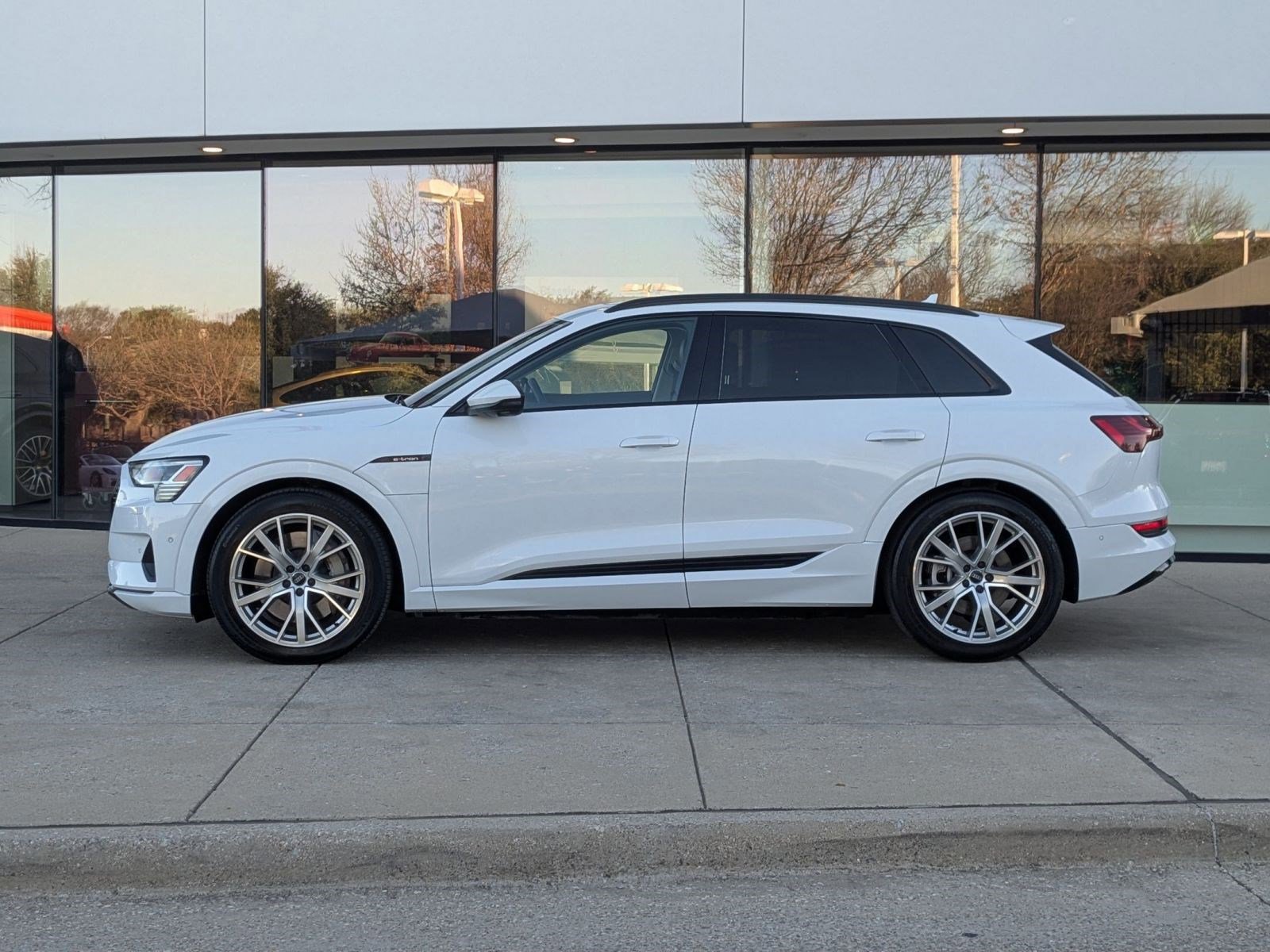 Used 2021 Audi e-tron Prestige w/ Prestige Package image 2