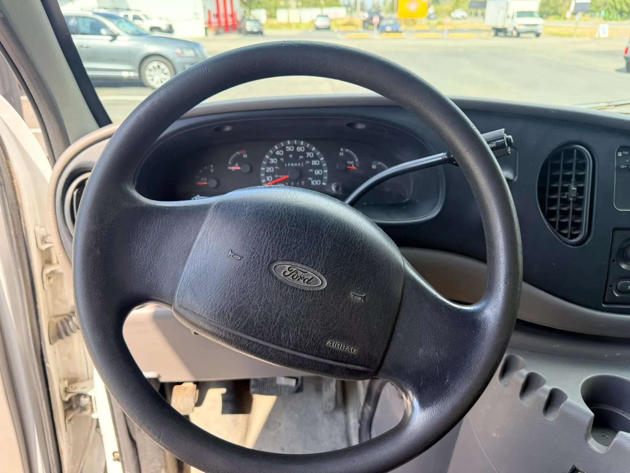 Used 2002 Ford E-350 and Econoline 350 Super Duty RWD image 13