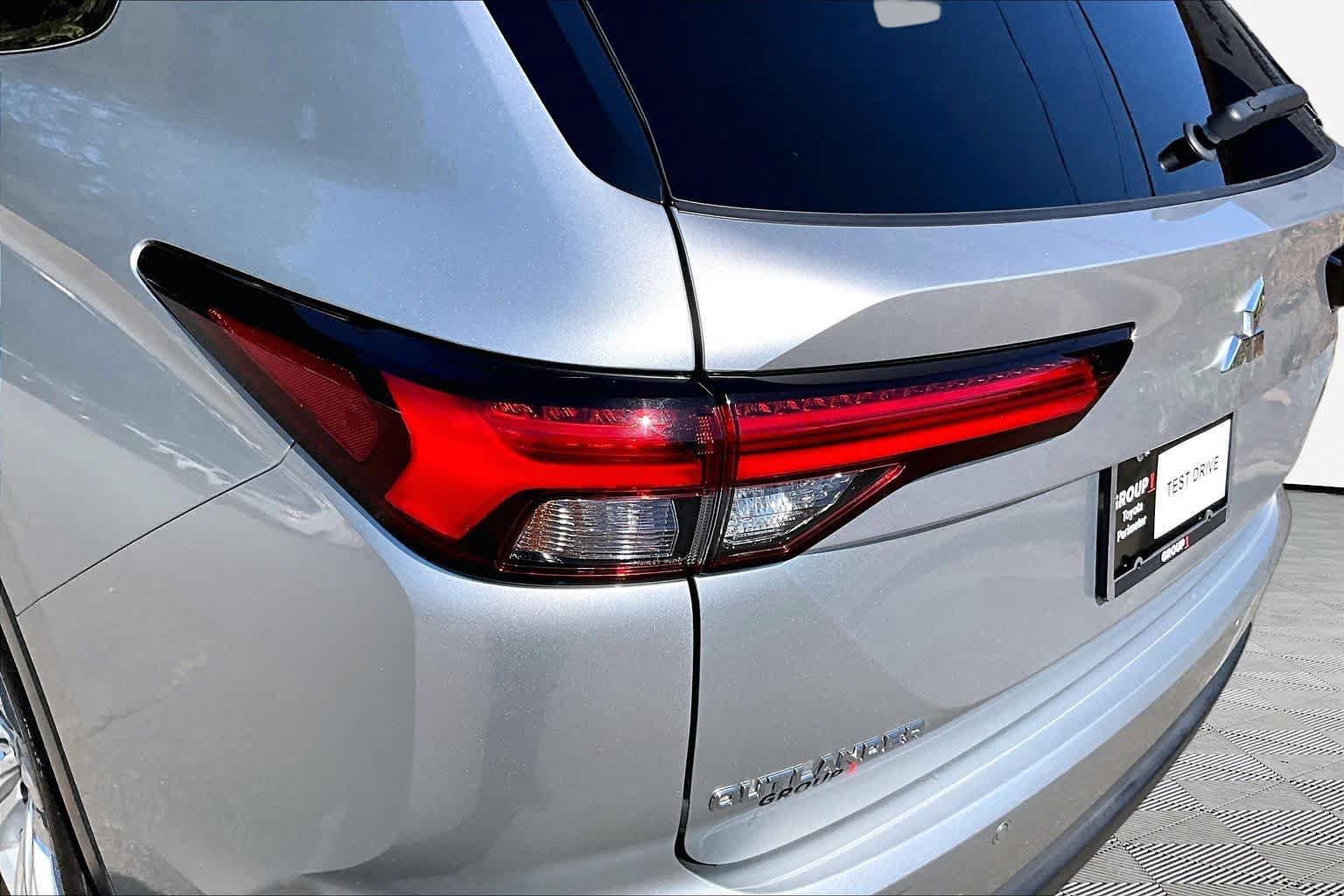 Used 2024 Mitsubishi Outlander ES FWD image 29