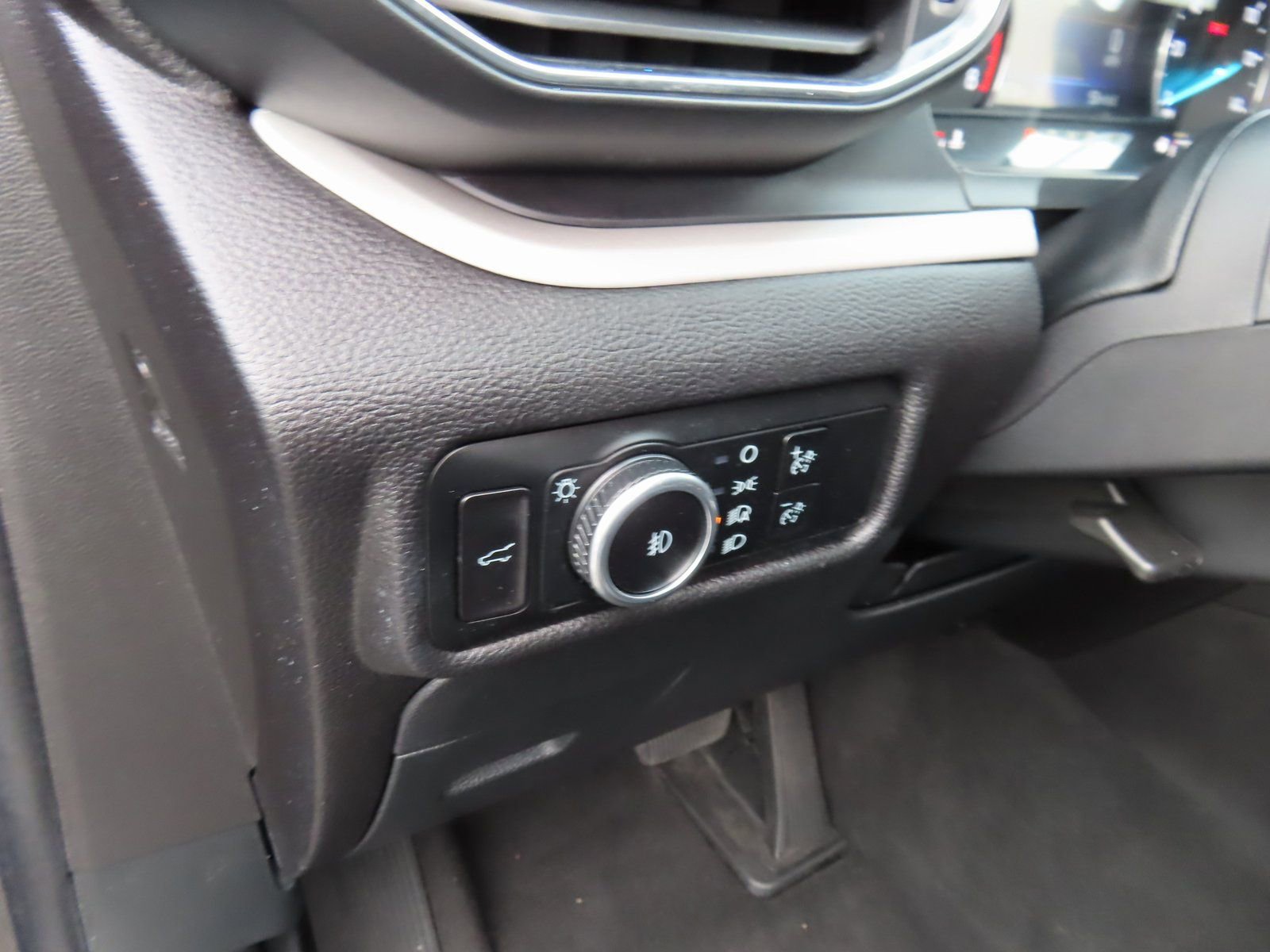 Used 2023 Ford Explorer XLT w/ Equipment Group 202A image 13