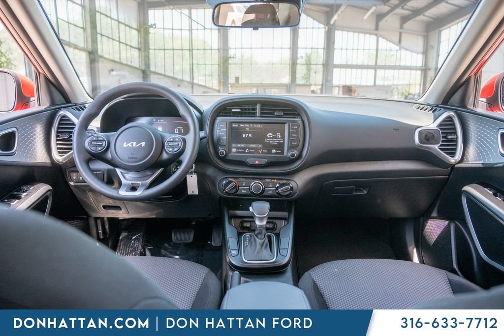 Used 2025 Kia Soul LX FWD image 3