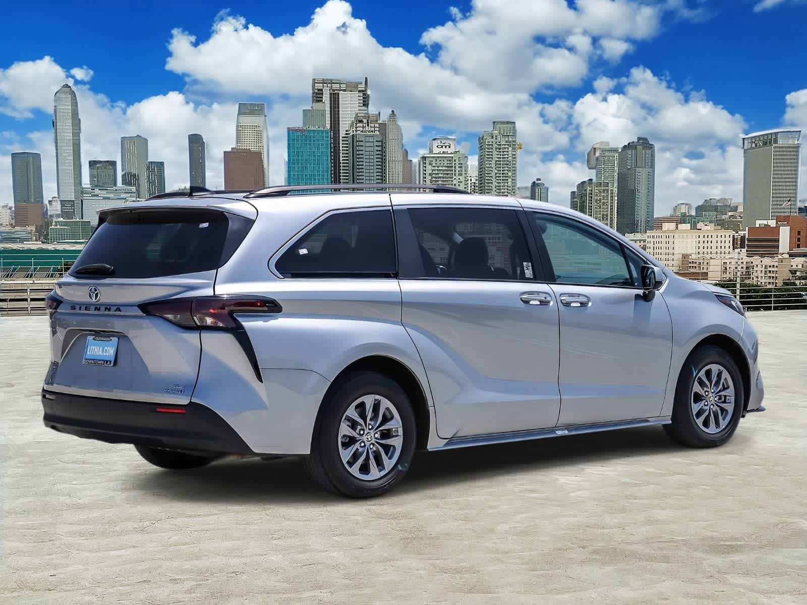 Used 2023 Toyota Sienna XLE w/ XLE Plus Package FWD image 4