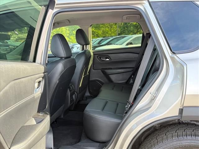 Used 2024 Nissan Rogue SL AWD/4WD image 12