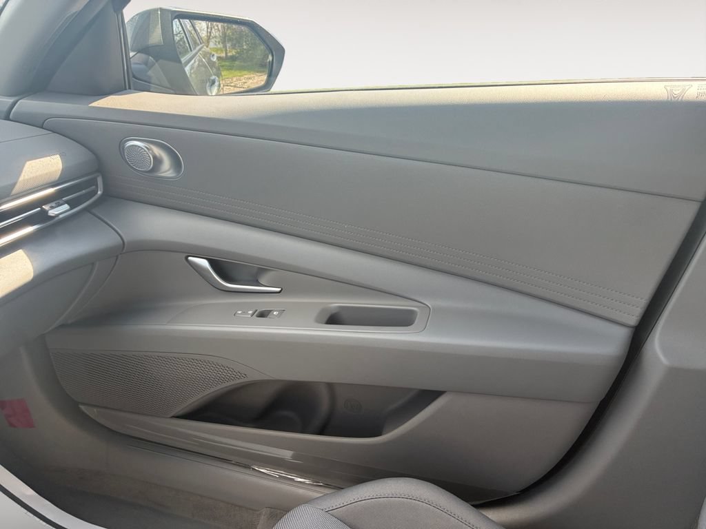 Used 2026 Hyundai Elantra SE FWD image 27