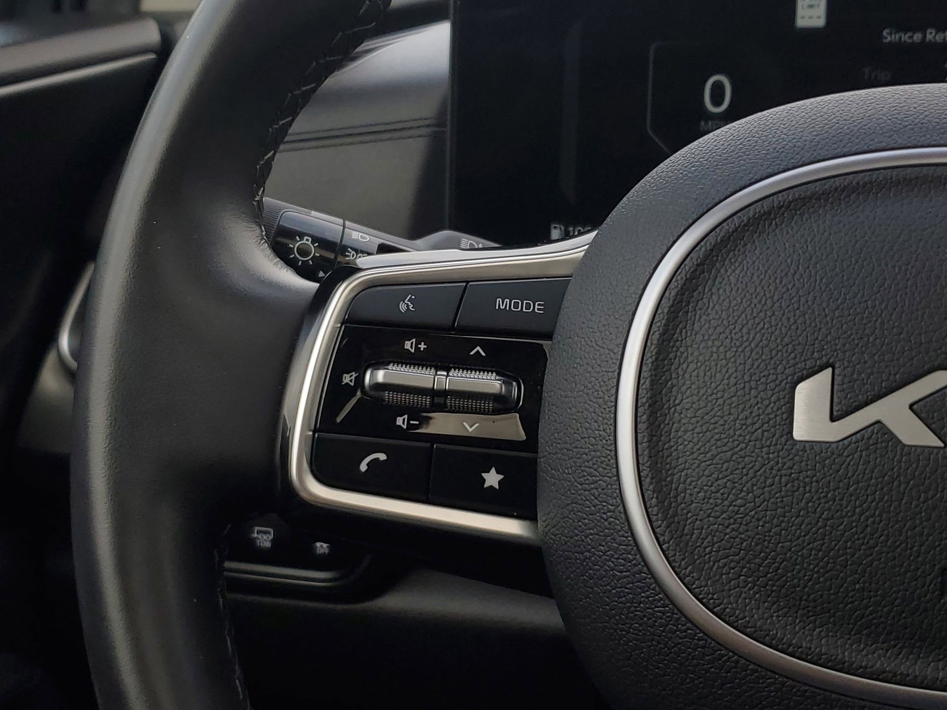 Used 2025 Kia Carnival SX w/ SX Dark Edition Package image 24