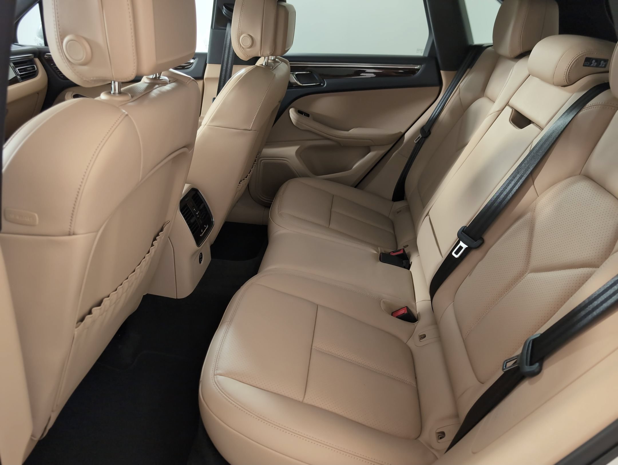Certified 2025 Porsche Macan AWD/4WD image 19