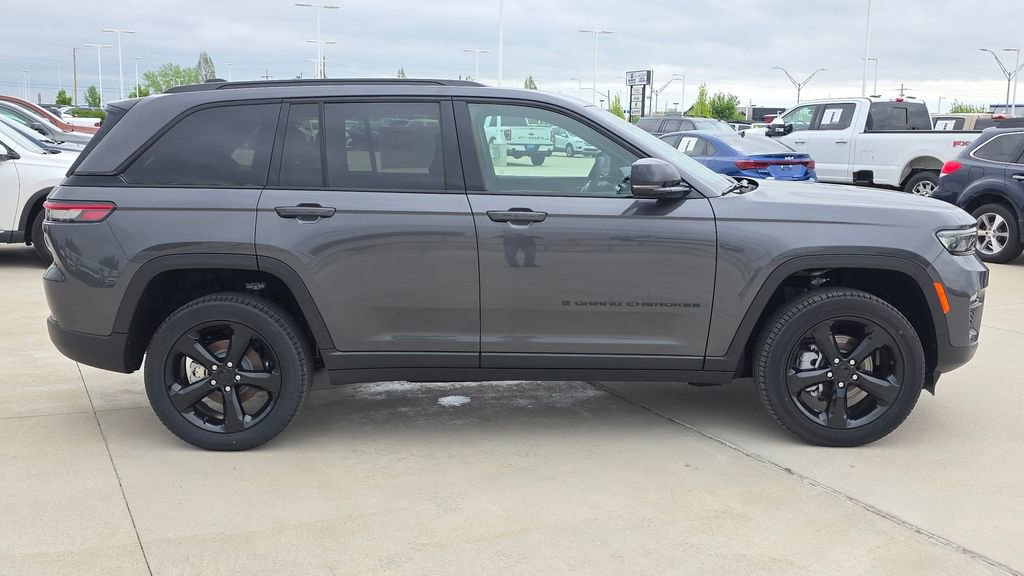 New 2025 Jeep Grand Cherokee Limited w/ Black Appearance Package AWD/4WD image 6