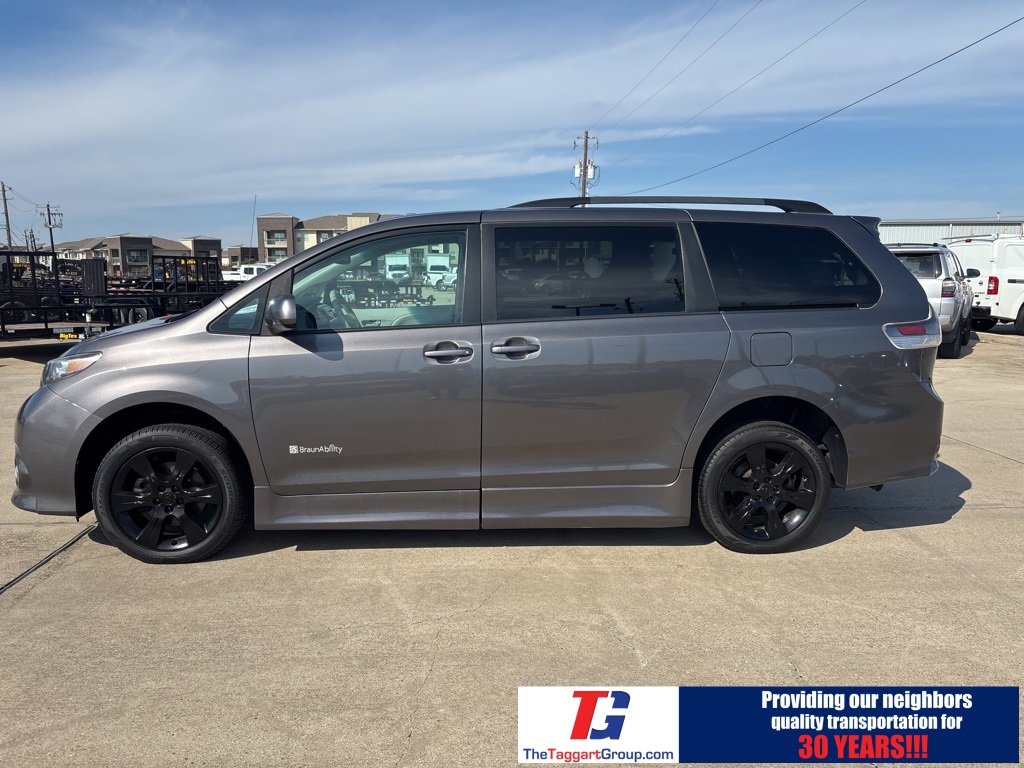 Used 2012 Toyota Sienna SE image 3