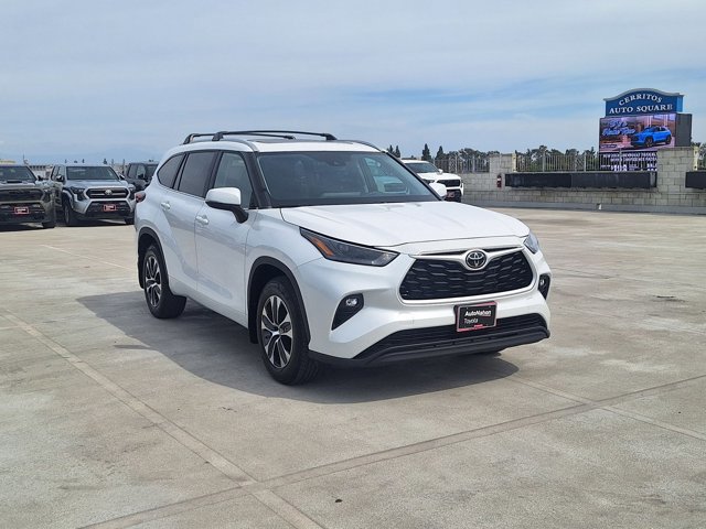 Used 2023 Toyota Highlander XLE image 4