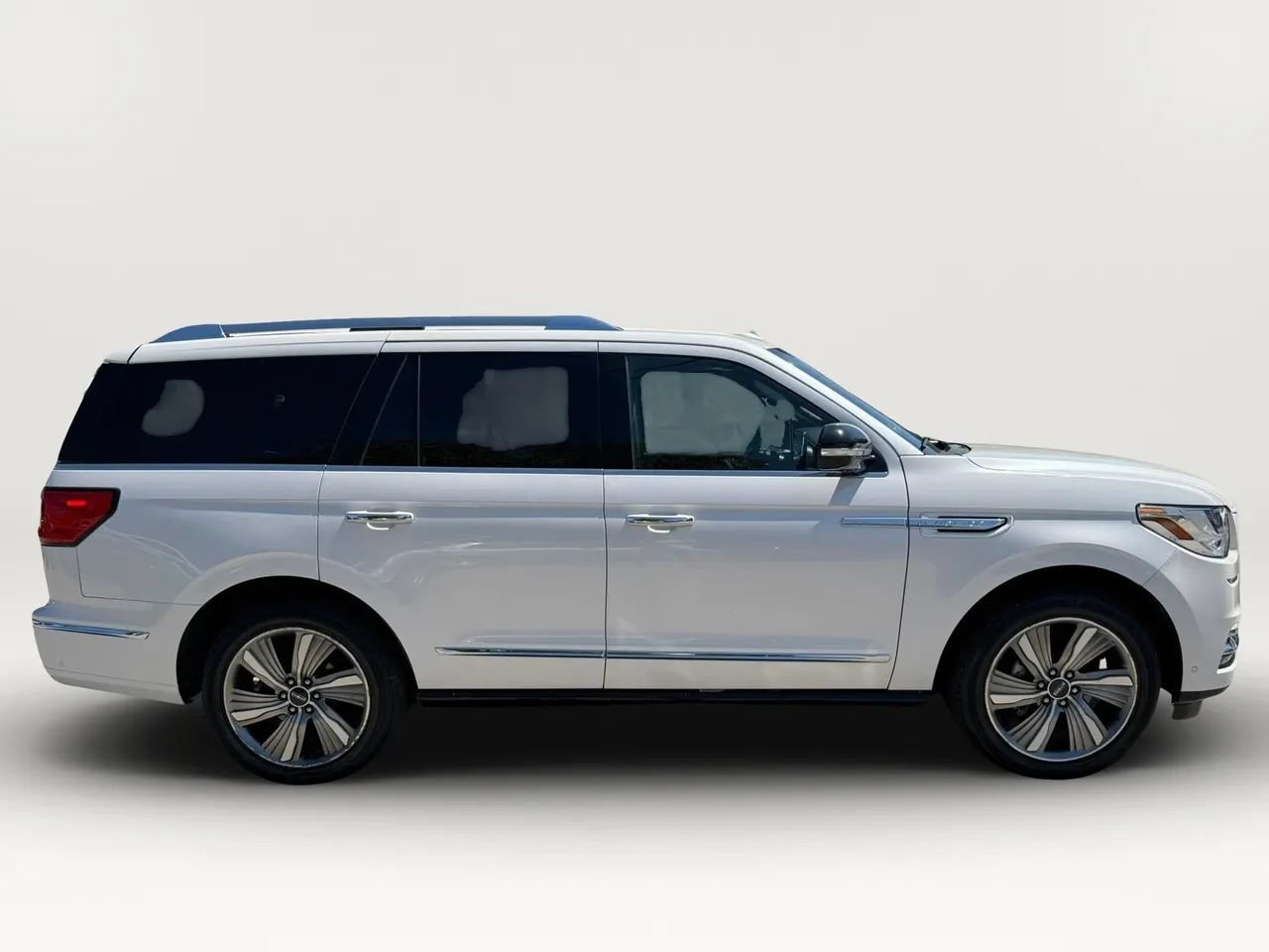 Used 2018 Lincoln Navigator Reserve w/ Technology Package AWD/4WD image 2