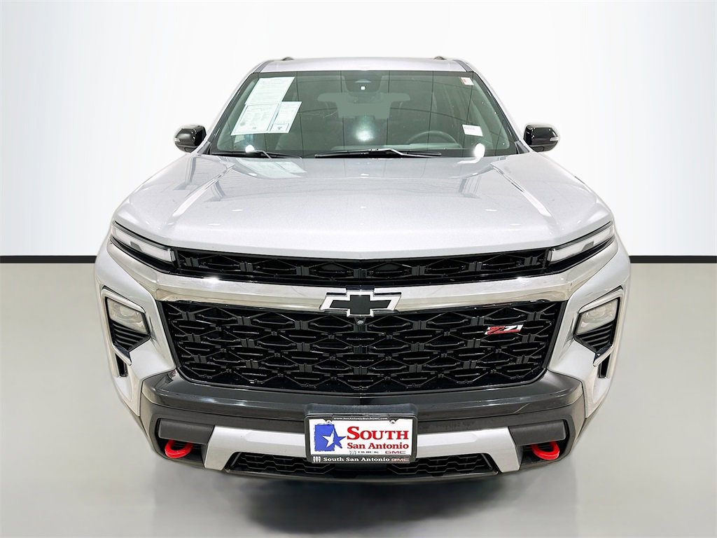 Used 2025 Chevrolet Traverse Z71 image 2