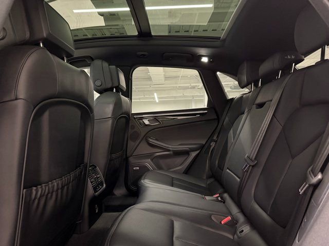 Certified 2025 Porsche Macan AWD/4WD image 25