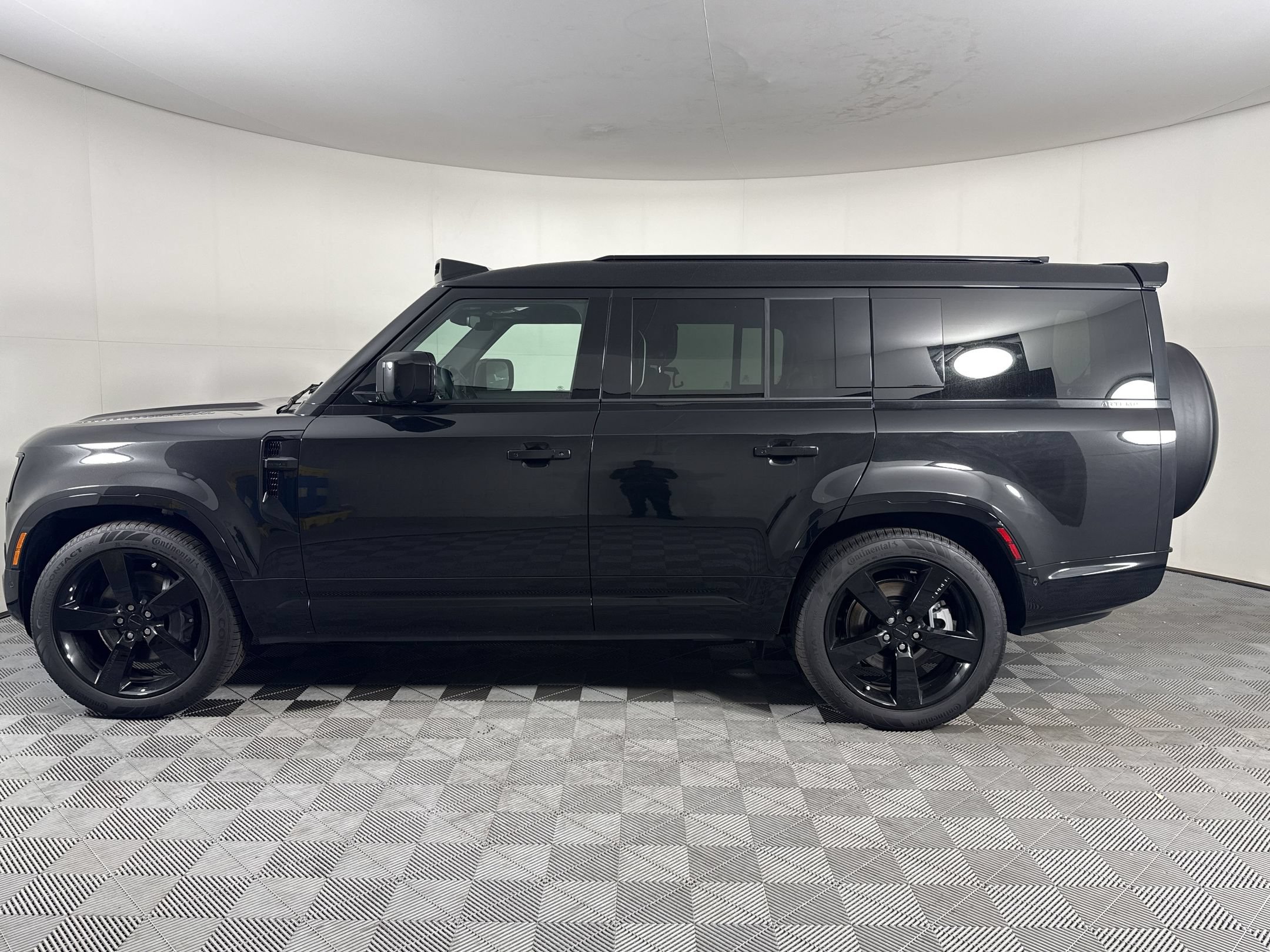 New 2026 Land Rover Defender 130 X-Dynamic SE AWD/4WD image 2