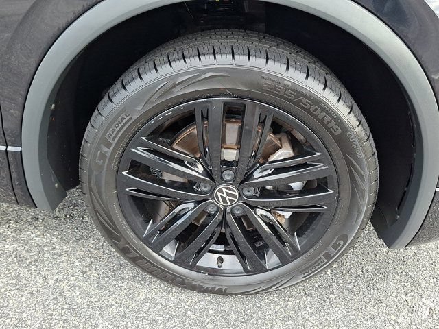 Certified 2022 Volkswagen Tiguan SE R-Line AWD/4WD image 11