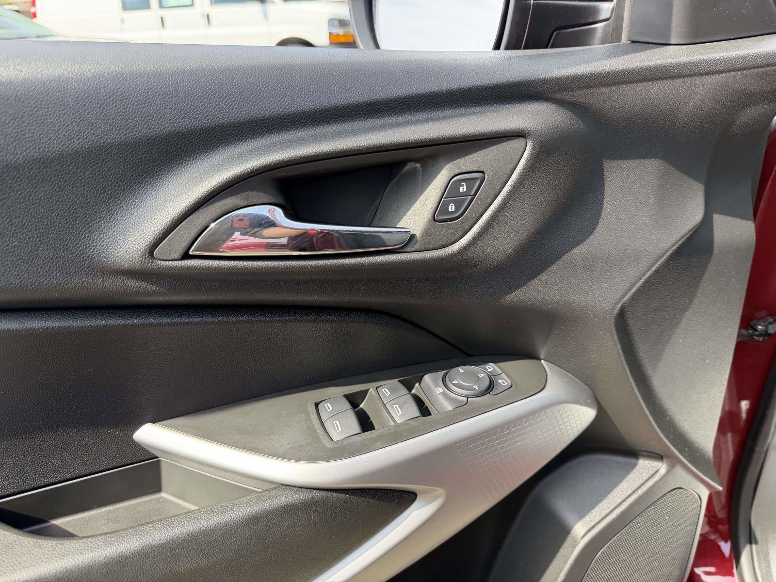 Certified 2024 Chevrolet Trax RS w/ Driver Confidence Package FWD image 17