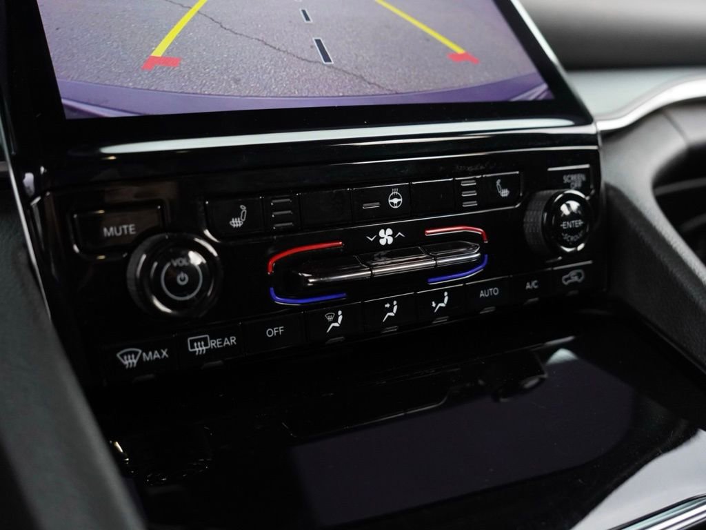 Used 2023 Jeep Grand Cherokee Limited image 17