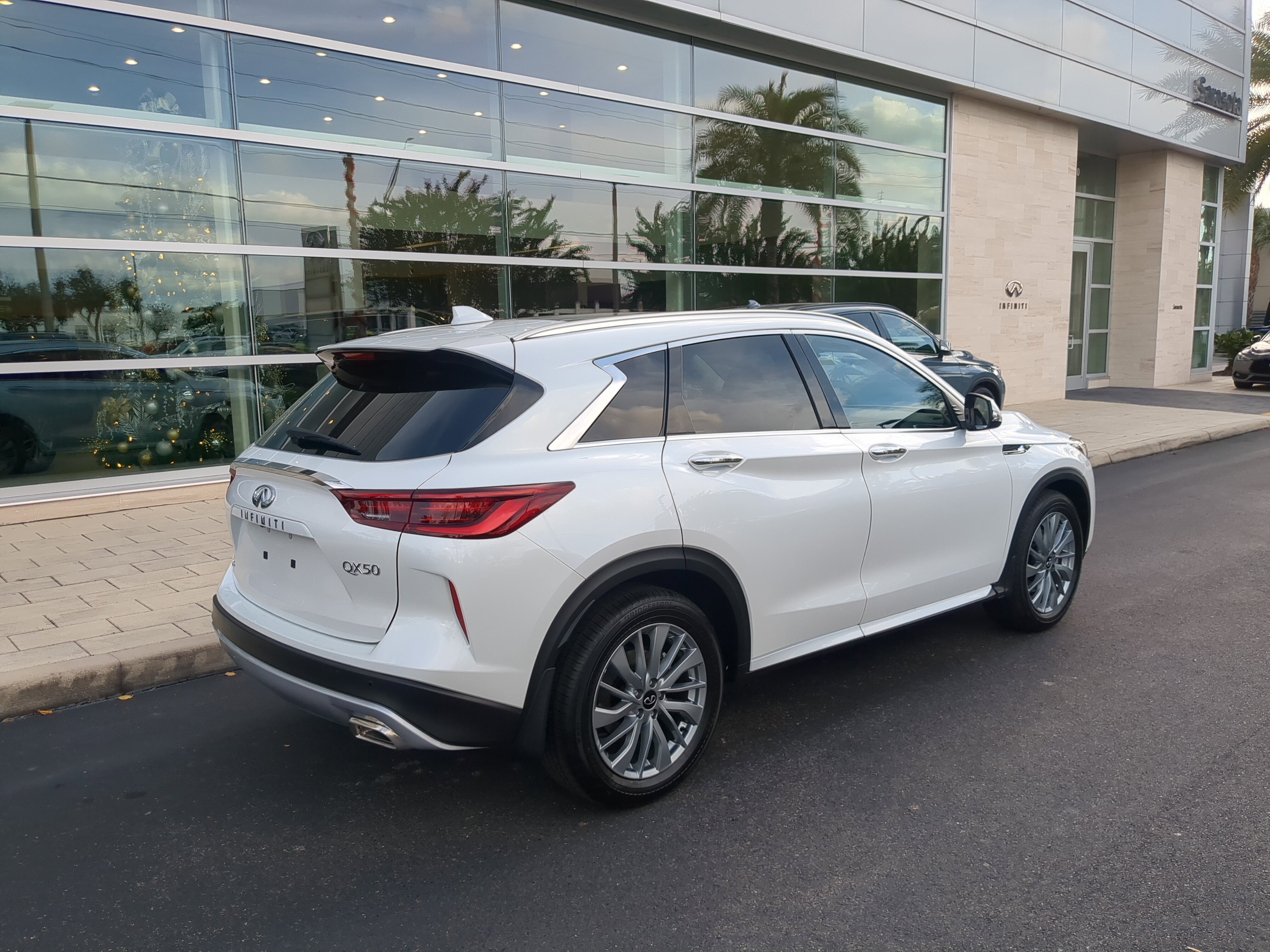 New 2025 INFINITI QX50 Luxe image 4